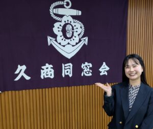 大同窓会の司会は　　　　　　　　　　　　　　　　　くにさきなるみさん（１１６回生）です